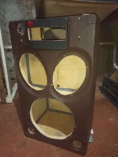 Caixa de som está em perfeito estado comprei outra caixa  e estou vendendo essa aí 