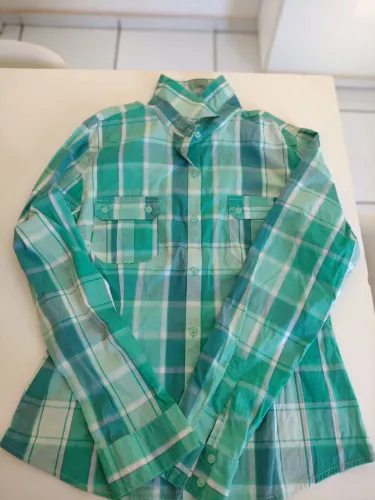 Blusa linda perfeita no corpo perfil ela é m porém veste um P
