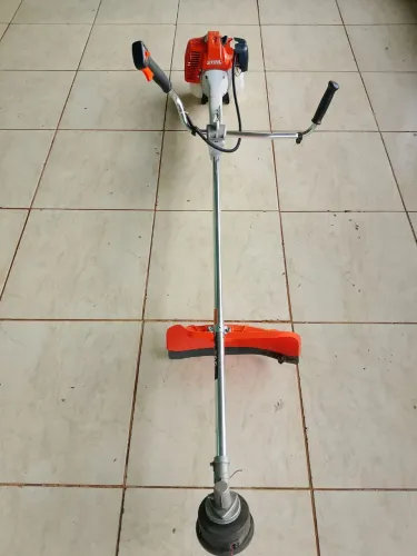 Máquina de cortar grama 
