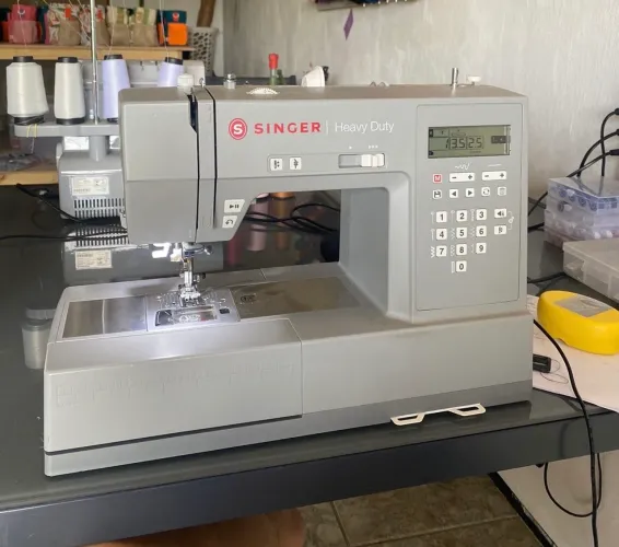 Máquina de costura reta eletrônica Singer Heavy Duty HD6705c