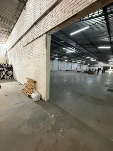 ALUGA - SE  EXCELENTE GALPÃO D. INDUSTRIAL MED. 1400 M2  C/ HABITE - SE EM CONDOMÍNIO!