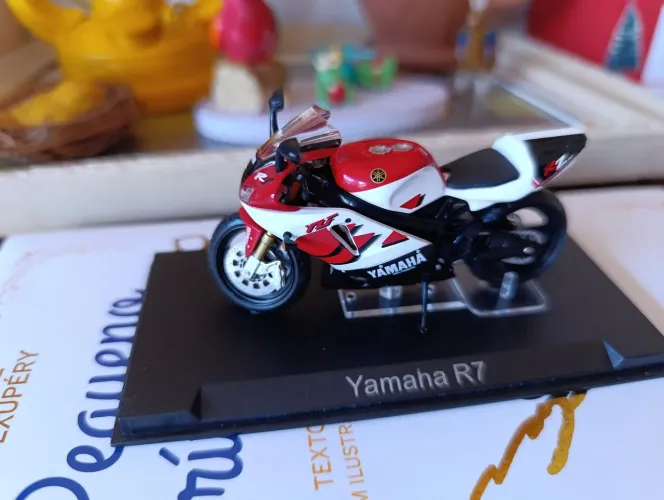 Miniatura moto escala 1/24