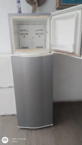 VENDE-SE GELADEIRA EM BOM ESTADO.