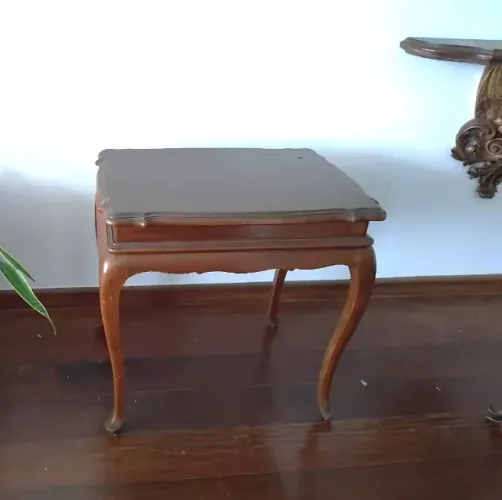 Mesa de canto em estilo Chipandalle de madeira maciça