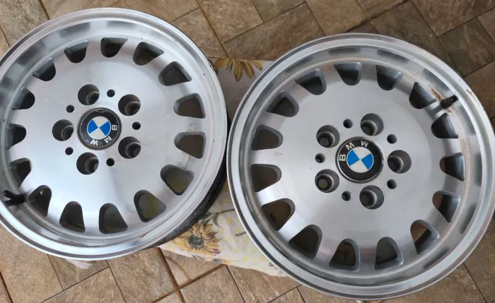 Par de rodas finas BMW 15x4 leves furação original 5x120 + adaptadores para VW Gol