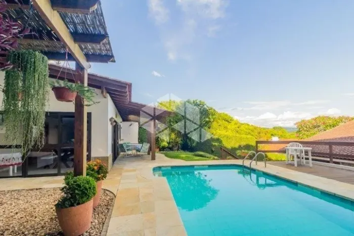 Linda Casa com Piscina e Terreno de 20 x 45 metros.