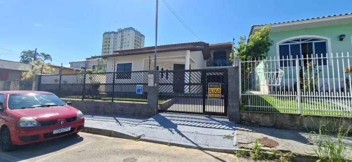 Casa com 4 quartos para Alugar em São José/SC!