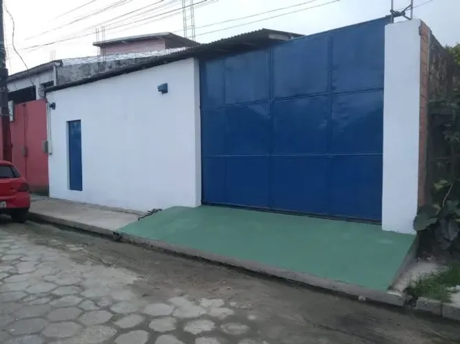 Vendo Imóvel Utilizado como Galpão todo murado e com armação de madeira em bom estado para