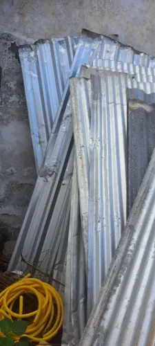 Vendo restos de obras , vergalhões, telhas e madeira
