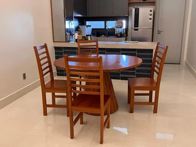 Mesa de jantar redonda com 4 cadeiras