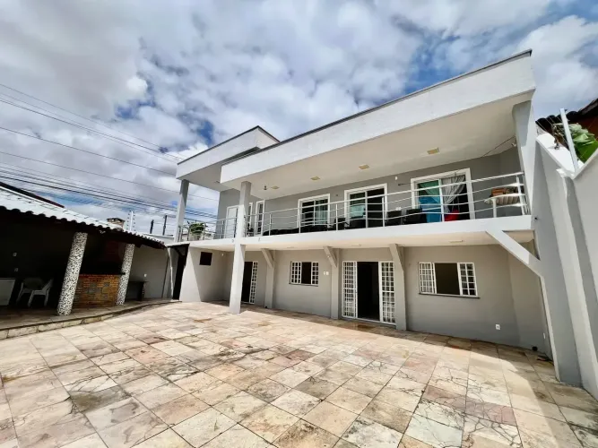 Casa de esquina à venda na Cidade dos Funcionários com 300m², 5 quartos e 5 vagas