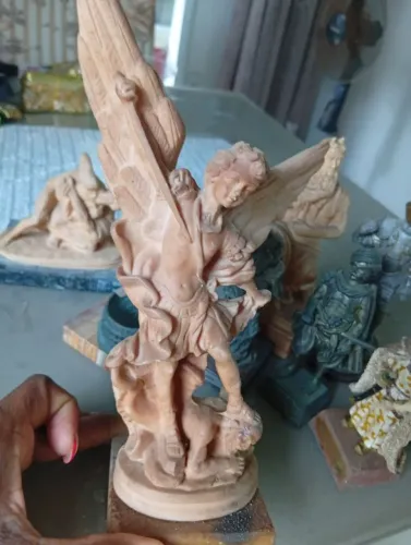 O anjo da asa e São Miguel a arcanjo anjo guerreiro
