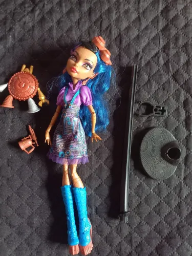Vendo monster high art class robecca usada