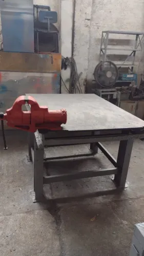 bancada de aço pesada com  morsa grande  estampo,moldes,caldeiraria,ferramentaria viga i 6