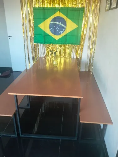 Vendo mesa com dois bancos modelo industrial com dois bancos. Medidas 1,60 x 80 .