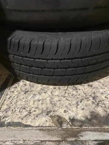 Jogo de rodas aro 13 de ferro do Fiesta com pneus e calotas