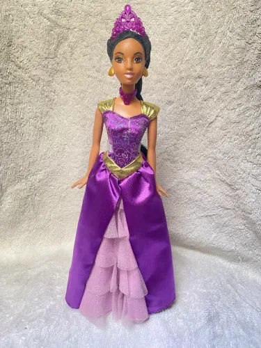Boneca Jasmine com vestido de babados