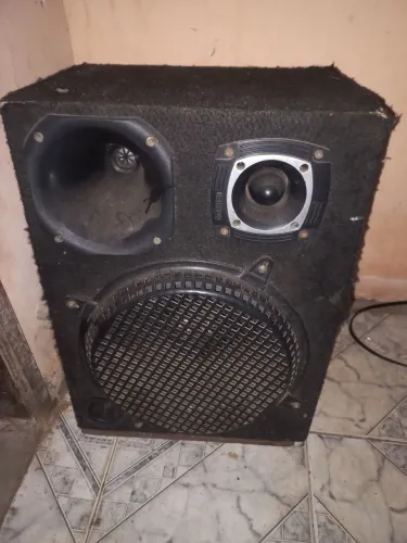 Caixa de som com amplificador