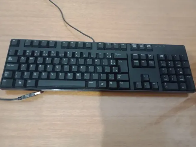 Vendo vários teclados e um mouse