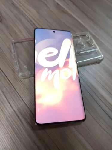 Perfeito 8 meses ainda de garantia . Moto Edge 60 fusion rose 