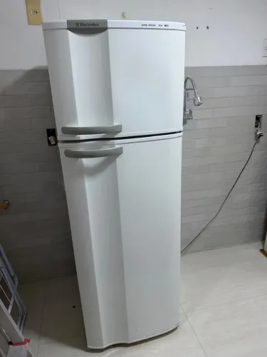 VENDO GELADEIRA ELETROLUX 260