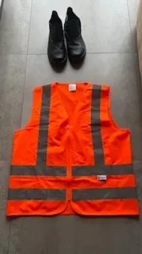 BOTA E COLETE REFLETIVO usado 2 vezes