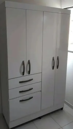 Guarda-roupa espaçoso solteiro