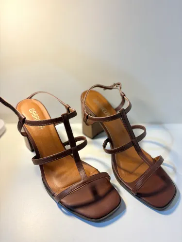 VENDO 2 pares de saltos lindos 
