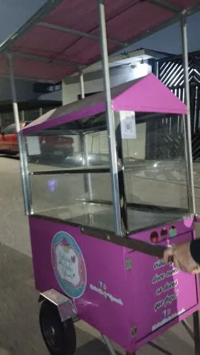 Carrinho rosa de doces, tortas, bolos, docinhos, empadas