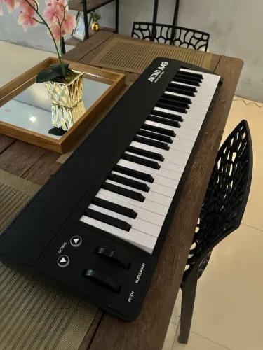 Teclado Controlador MIDI AMW A49 49 Teclas Sensíveis Preto USB MIDI