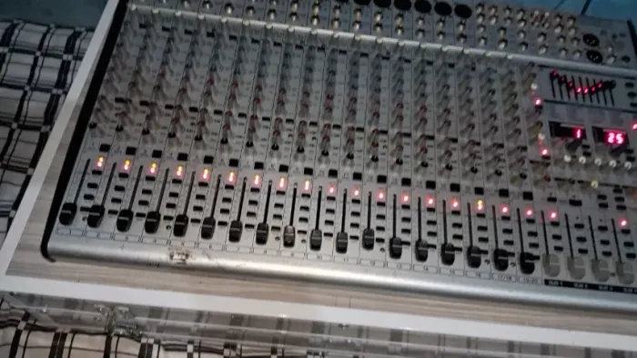 MESA DE SOM BEHRINGER