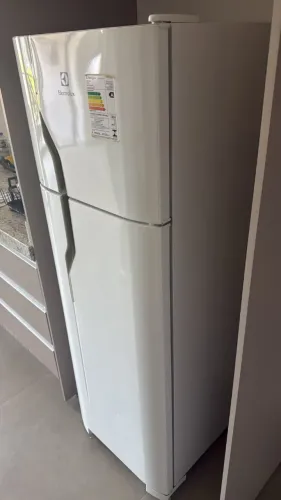 Geladeira Electrolux 260L bem conservada