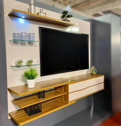 Painel NT 1115 é um elegante painel suspenso para TV com acabamento em freijó e off-white