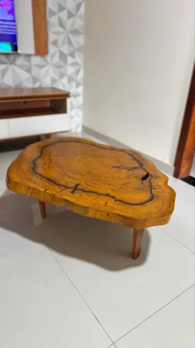 Mesa de Centro Orgânica - Madeira maciça
