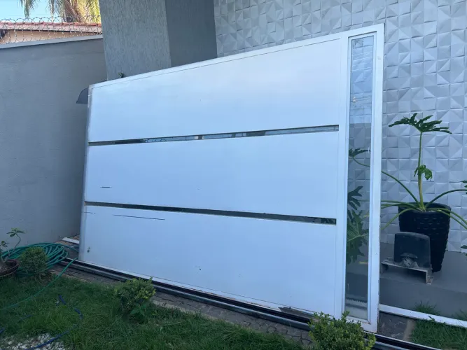 Portão de correr com detalhes em vidro - 3,35x2,15