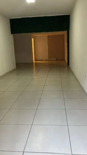 Alugo loja ampla com banheiro e mezanino (95m²) Aterrado VR