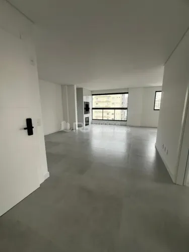 APARTAMENTO À VENDA EM MEIA PRAIA COM 03 SUÍTES