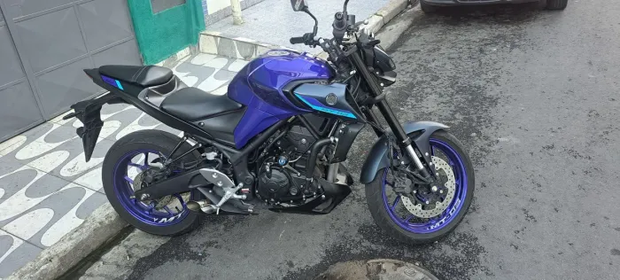 Yamaha MT-03 2023/2024, na cor azul, com apenas 5.000 km rodados.