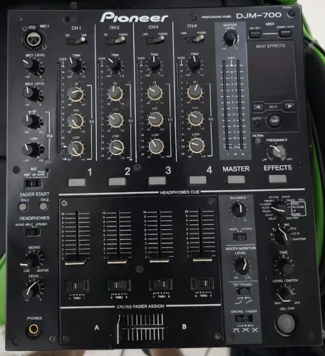 Mixer pioneer djm 700