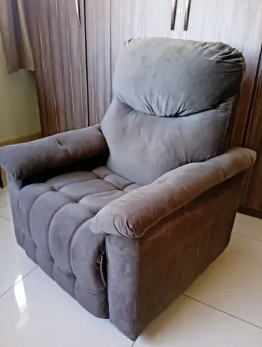 Vendo poltrona com pouquíssimo uso,sem nenhum defeito .