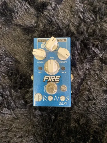 Kronos Delay FIRE Custom Shop (Pedal de guitarra)