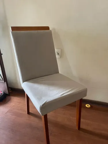 Mesa de vidro com 4 cadeiras estofadas e sem avarias.