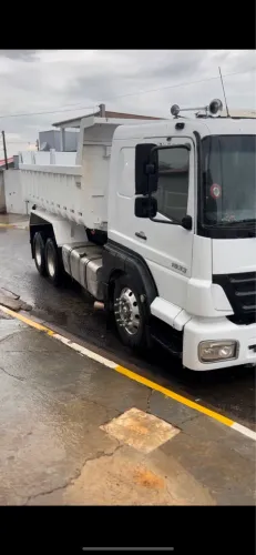 Truck caçamba basculante 