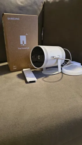 Projetor Samsung em excelente estado, comprado ano passado, usado algumas vezes somente.