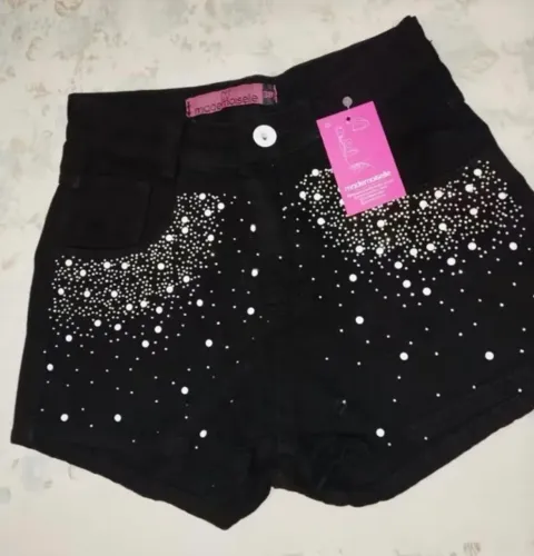 SHORT JEANS COM STRASS / novo