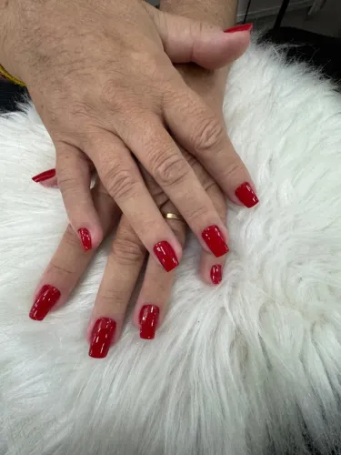 Precisa se de manicure