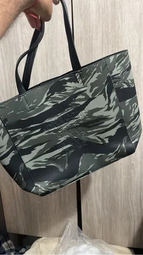 Bolsa de mão grande John John camuflada nova