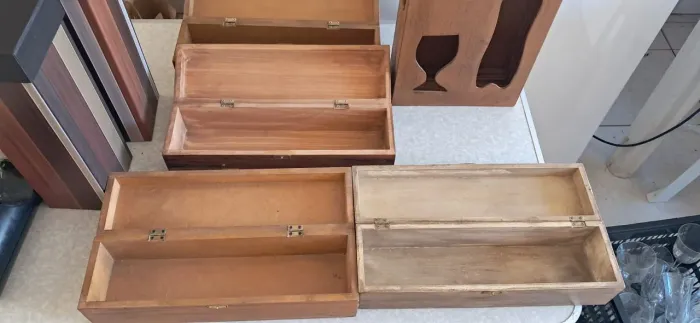 Caixas em madeira e papelão para vinho