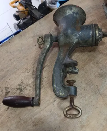 Moedor de carne de ferro antigo