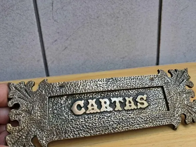 Placa entrada pra correspondências(cartas) de colocar em portão feito em metal maciço e pe